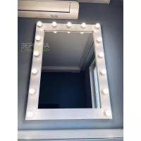 Белое гримерное лофт зеркало с подсветкой лампочками 110х80