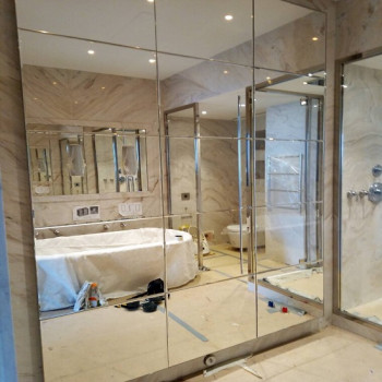 Зеркальное панно для ванной комнаты из прямоугольной плитки