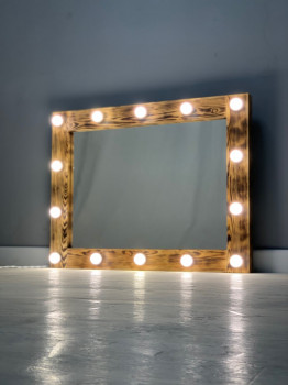 Зеркало в ванную из дерева с подсветкой лампочками 90х70