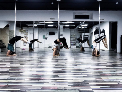 Зеркальные стены для студий танца, йоги и аэробики